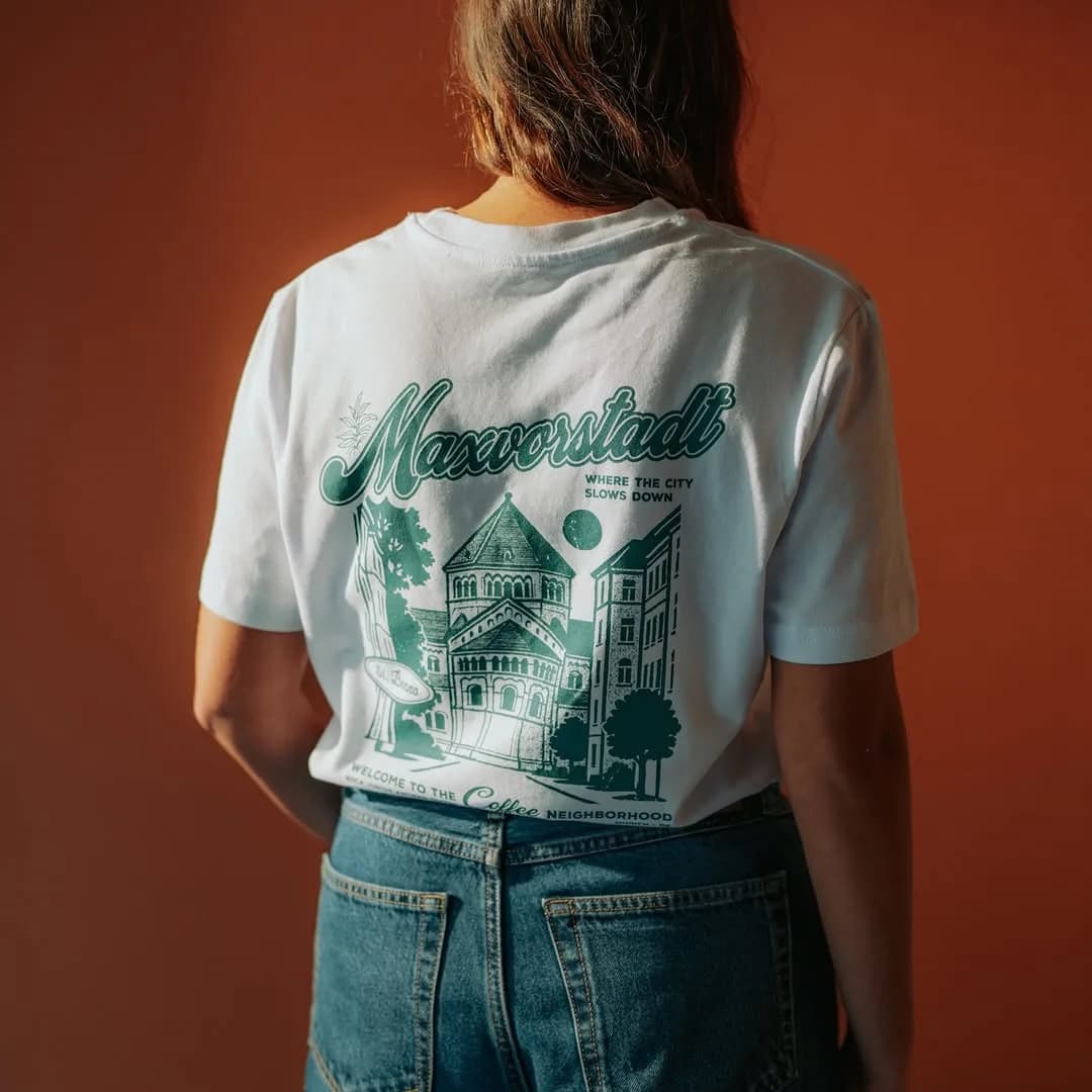 T-Shirt „Maxvorstadt – where the city slows down“ mit der St.-Benno-Kirche