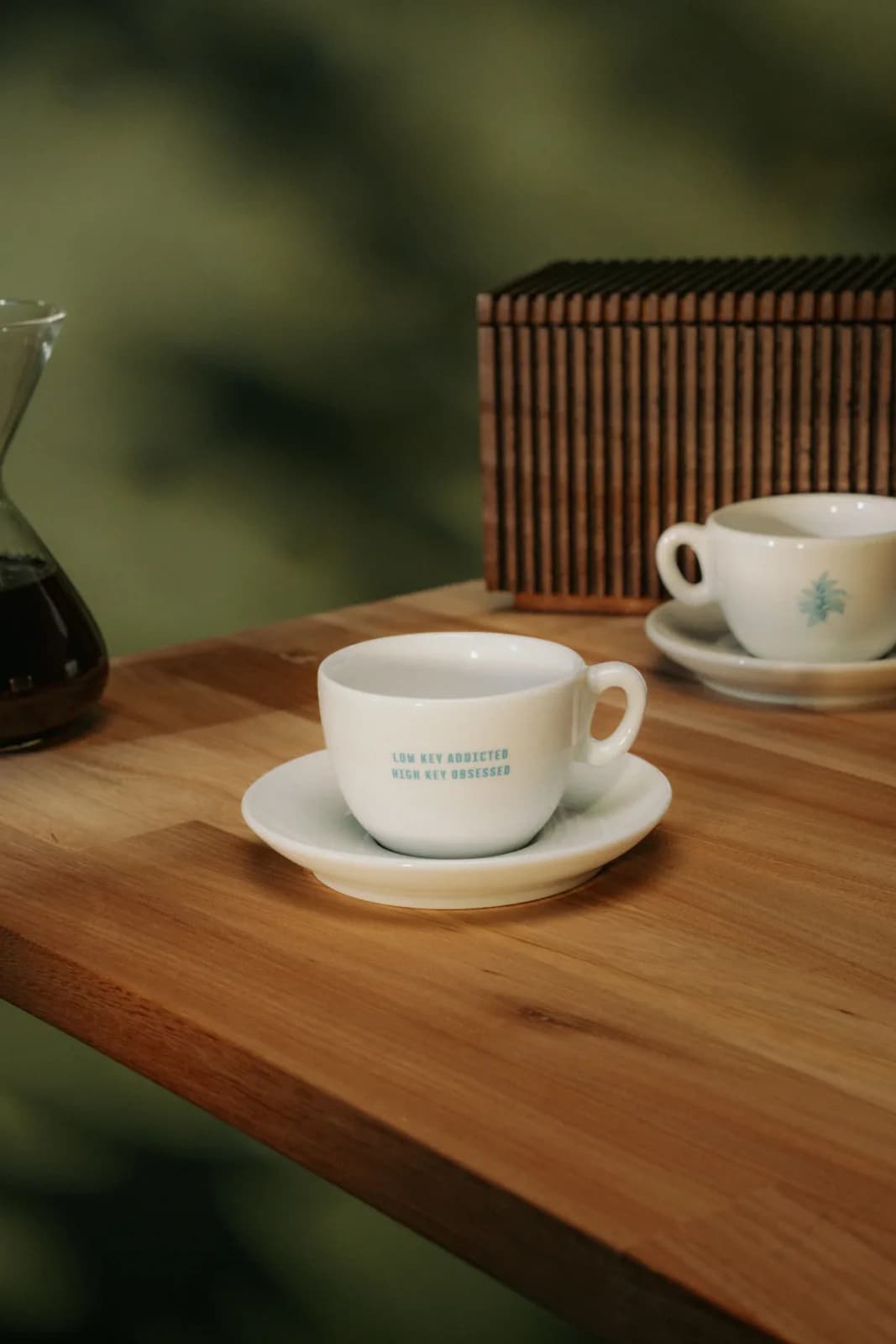 Filterkaffee in der Glaskaraffe neben zwei Tassen